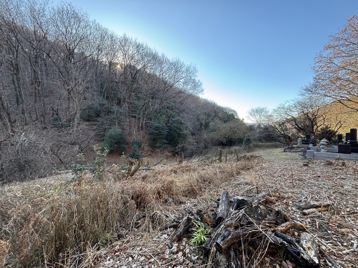 青空の下の冬の谷と山